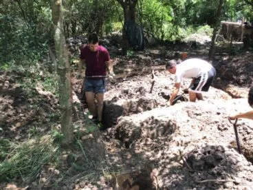 José Antonio preparando el terreno para la construcción de la primera casa
