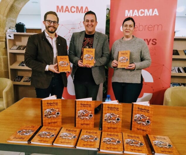 Imagen: Jovi Seser, Alberto Tur y Madelane Powell en la presentación del libro