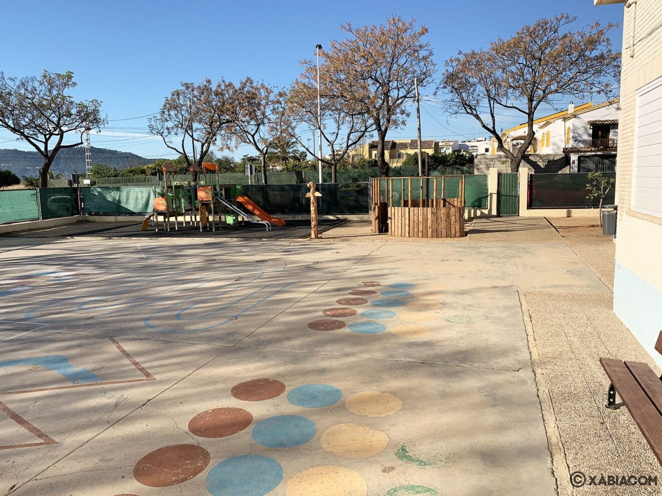Zona de juegos en el patio del CEIP Trenc d'Alba de Xàbia