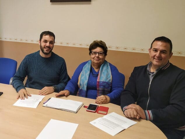 Imagen: La alcaldesa, Leonor Jiménez, con el presidente de la Macma, José Ramiro, y el gerente, Jovi Lozano