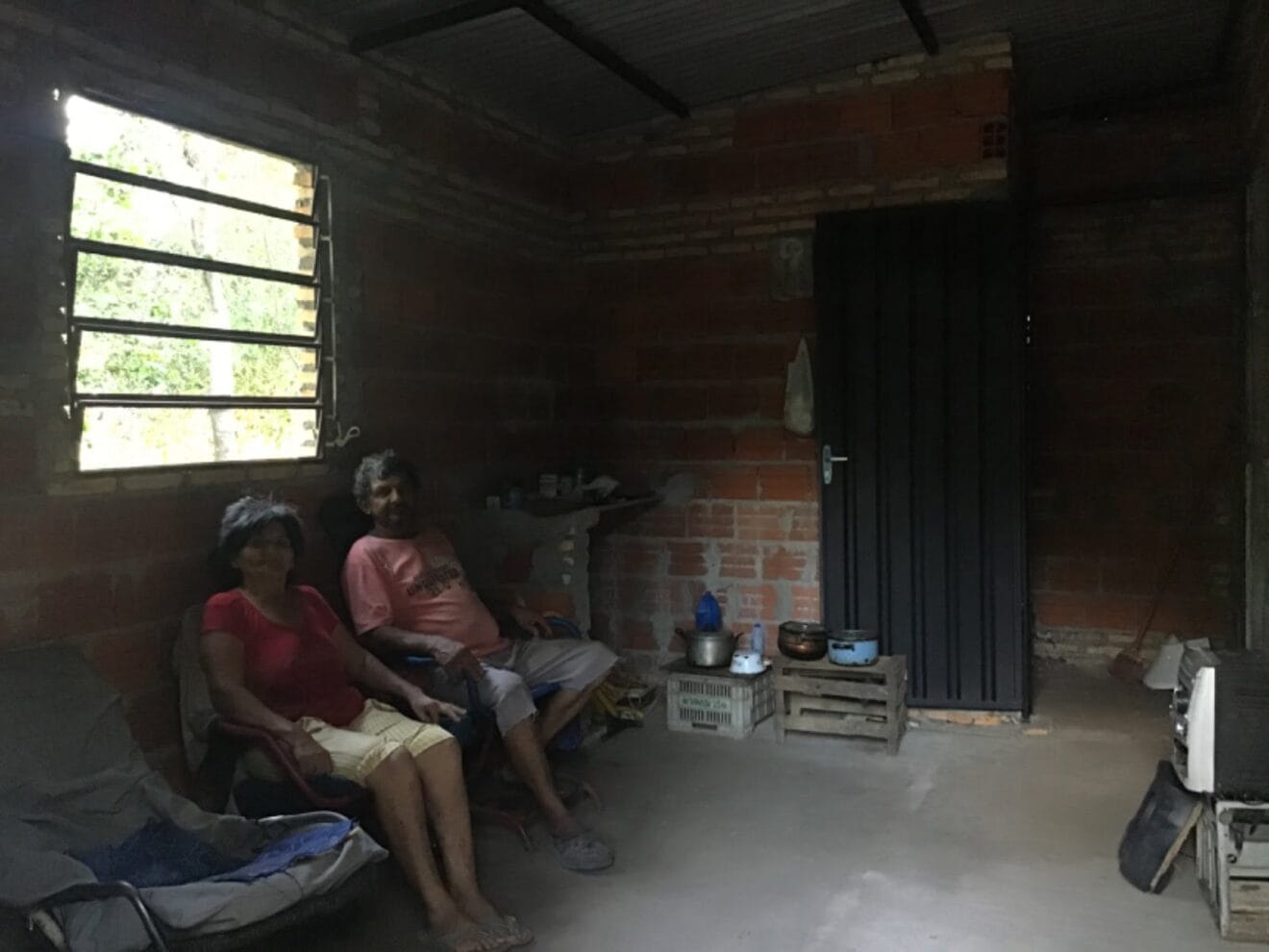 La familia en el interior de la nueva vivienda