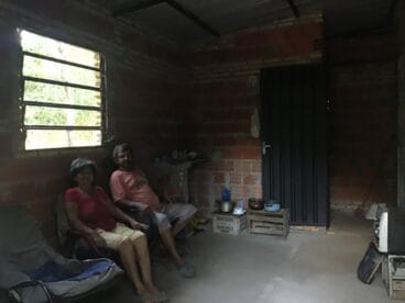 La familia en el interior de la nueva vivienda