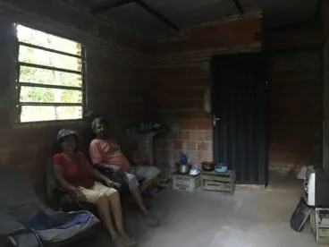 La familia en el interior de la nueva vivienda