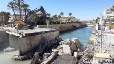 La máquina derriba el puente triana