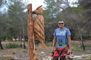 Miguel Ángel Miguel junto a la primera escultura que creó en el Parque Pinosol
