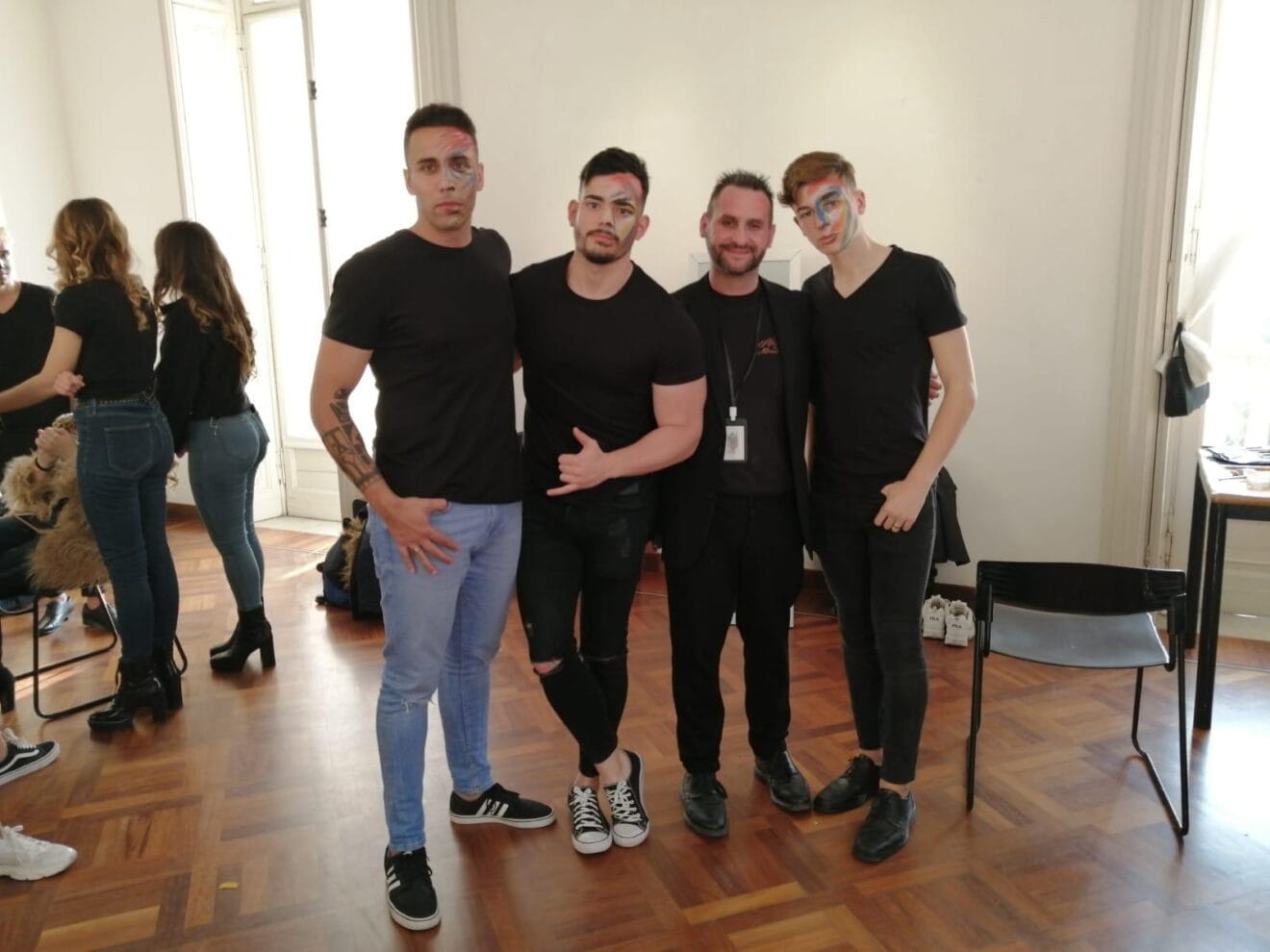 Óscar Álvaro junto a varios modelos