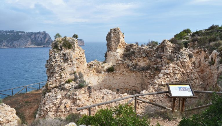 El Castell de la Granadella con el mar al fondo (Fuente: Wikimedia Commons)