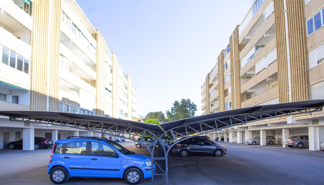 Parking en la zona común de un apartamento de vacaciones en Jávea - MMC Property Services