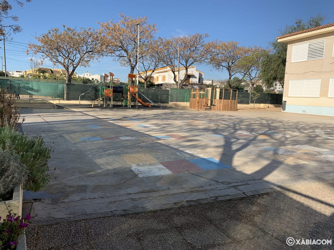 Patio con zona de juegos del Colegio Trenc D'Alba de Jávea