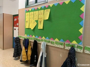 Perchas con nombres en el pasillo del CEIP Trenc d’Alba de Jávea