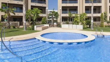 Detalle de la piscina en un apartamento que se alquila para vacaciones en Jávea – Quality Rent a Villa