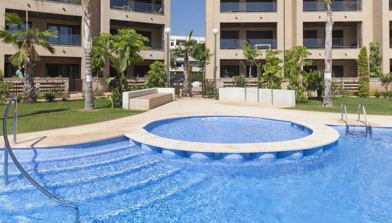 Detalle de la piscina en un apartamento que se alquila para vacaciones en Jávea - Quality Rent a Villa