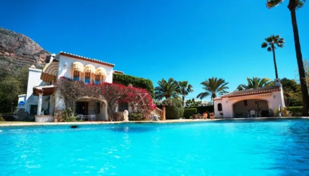 Imagen: Piscina de un chalet en venta en Jávea - Xabiga Inmobiliaria