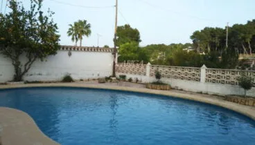 Piscina privada en un chalet en venta en Jávea – Xabiga Inmobiliaria