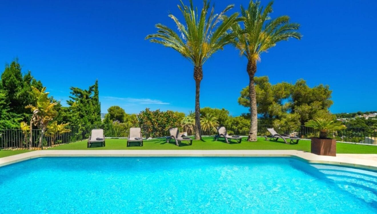 Piscina privada en una villa de alto standing en venta en Jávea - Terramar Costa Blanca