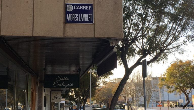 Placa de la calle Andrés Lambert en Jávea