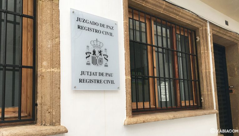 Placa en el edificio del Registro Civil de Jávea, compartido con el Juzgado de Paz