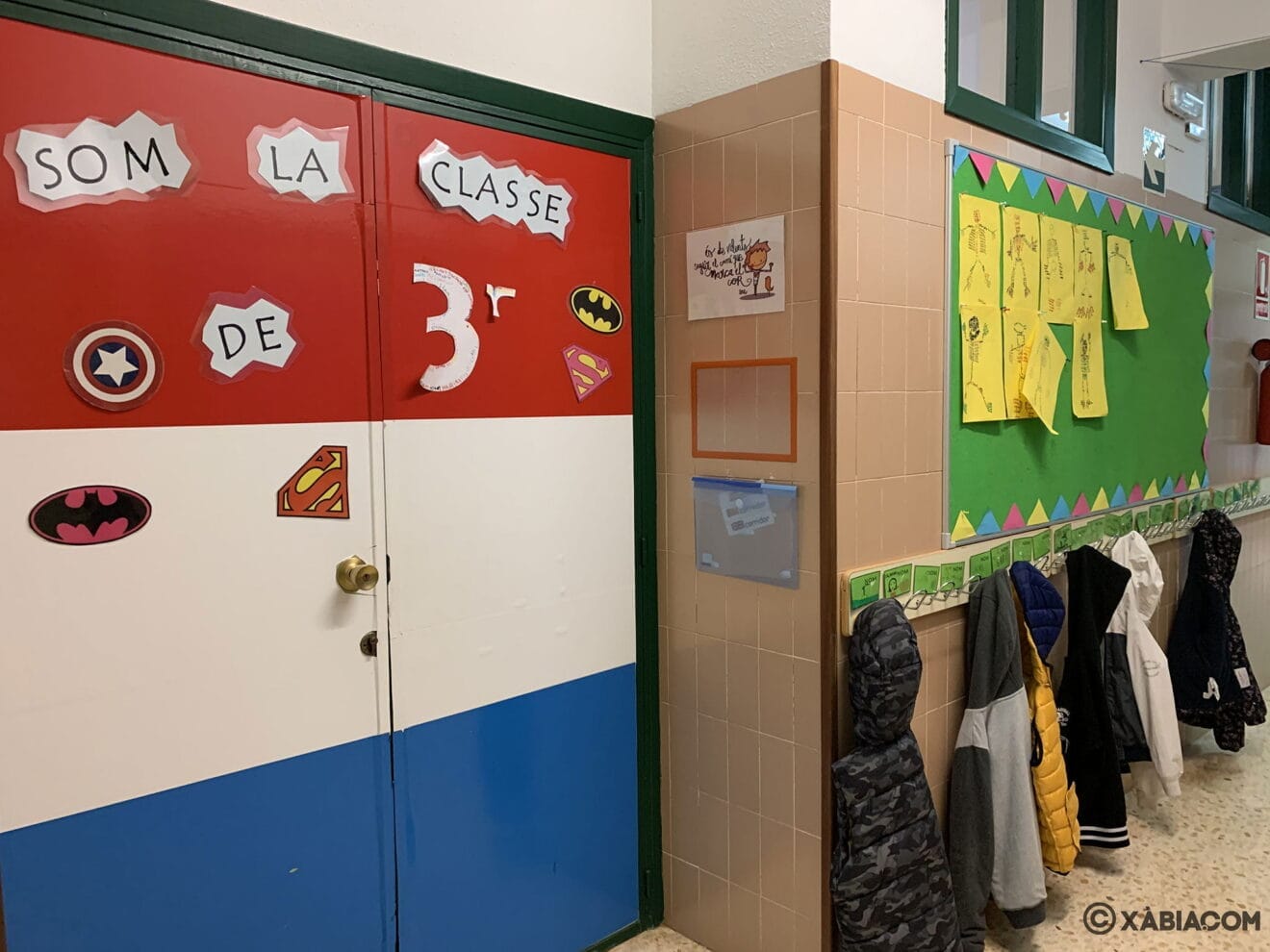 Puerta de un aula del CEIP Trenc d'Alba de Jávea