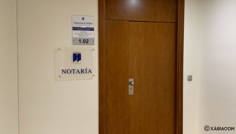 Puerta de la notaría Almazán & Millet