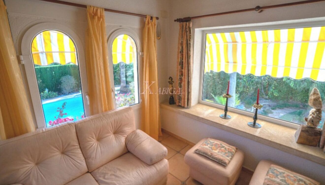 Sala con ventanales en un chalet en venta en Jávea - Xabiga Inmobiliaria