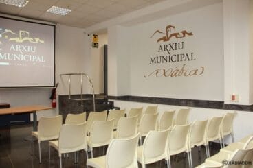 Espacio para divulgación y proyecciones en el interior del Arxiu de Xàbia