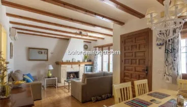 Salón con chimenea en un bungalow en venta en Jávea  Inmobiliaria Belen Quiroga