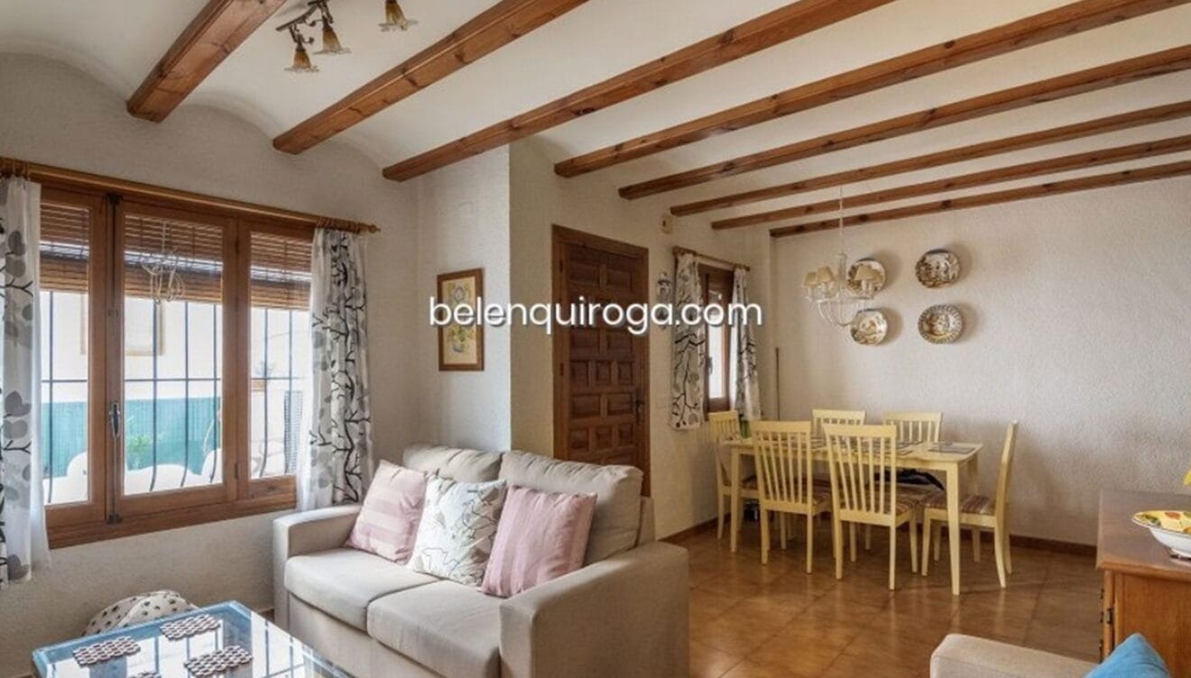 Salón-comedor en un bungalow en venta en Jávea - Inmobiliaria Belen Quiroga