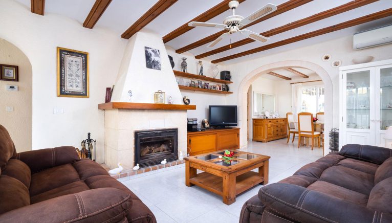 Wohnzimmer mit Kamin in einer Ferienwohnung in Benitachell - Aguila Rent a Villa