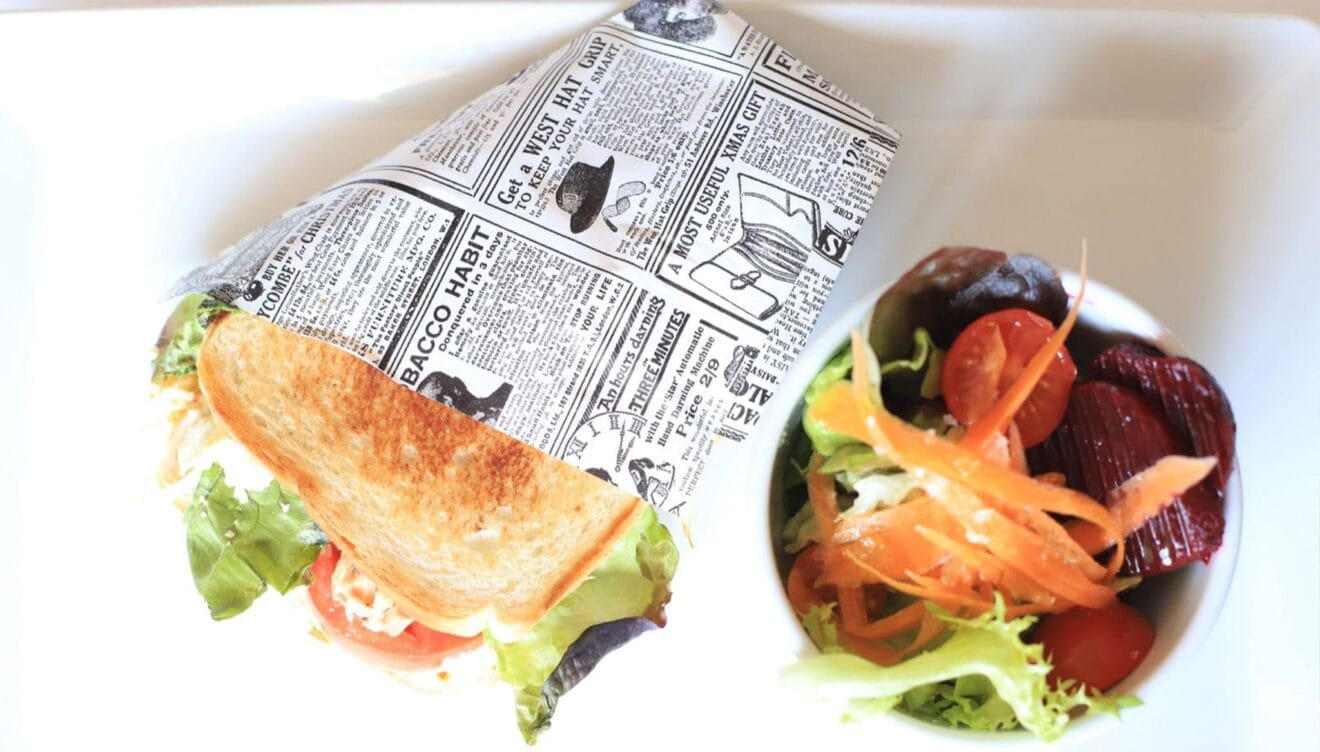 Sandwich y ensalada, y todo tipo de picoteos muy elaborados - Restaurant Noguera