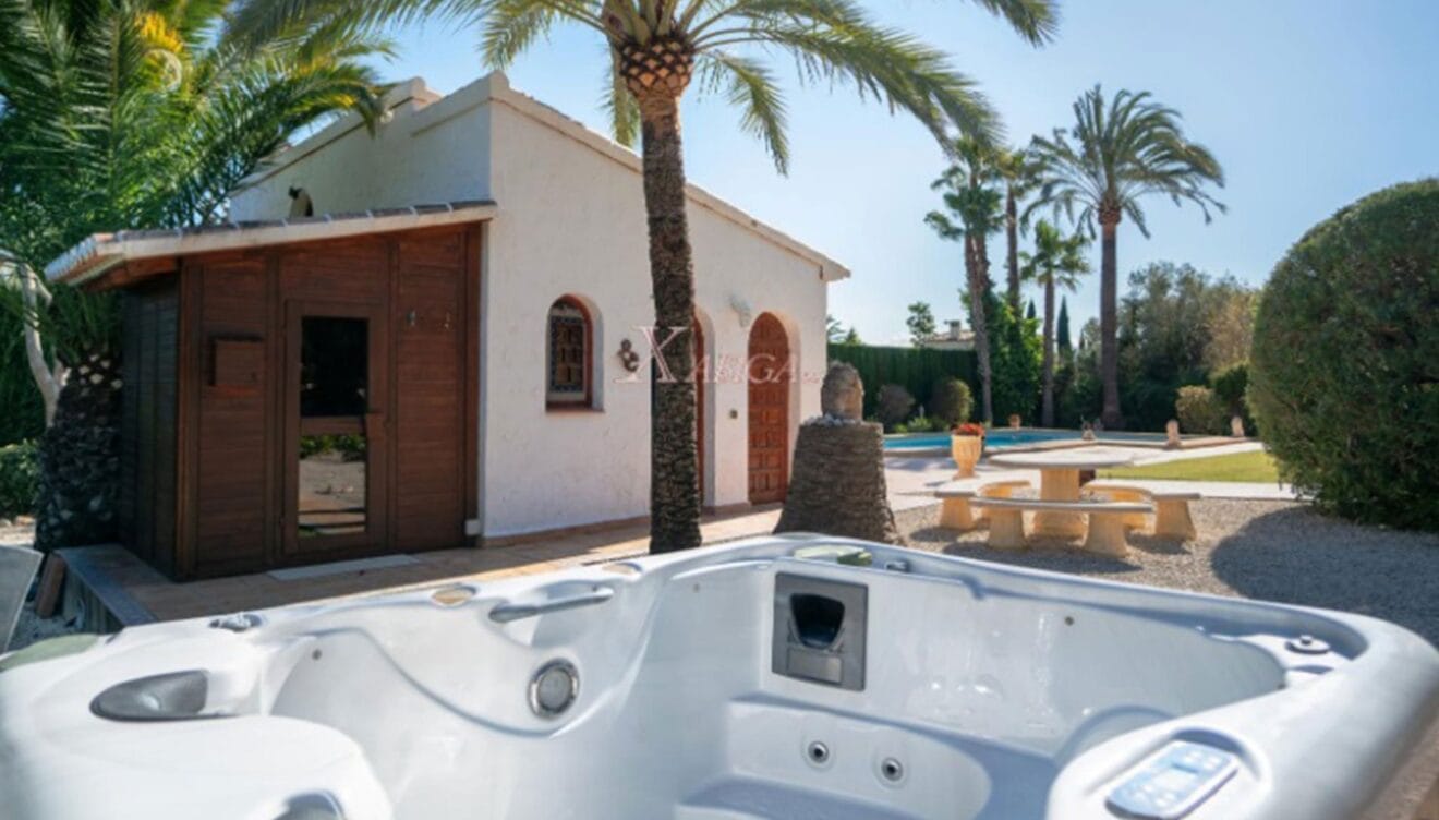 Sauna y jacuzzi en un chalet en venta en Jávea - Xabiga Inmobiliaria