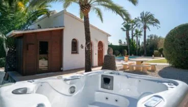 Sauna y jacuzzi en un chalet en venta en Jávea – Xabiga Inmobiliaria