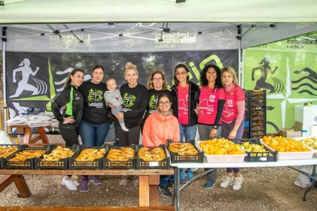 Imagen: Socios y voluntarios colaborando en el Granadella Trail