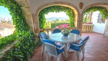 Terraza cubierta en un chalet en venta en Jávea – Xabiga Inmobiliaria