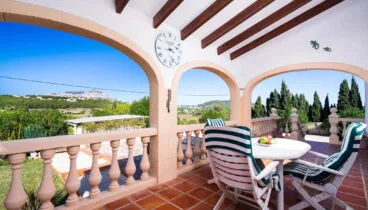 Terraza cubierta en una casa de vacaciones en Benitachell – Aguila Rent a Villa