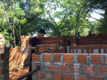 Trabajando en la construcción de la primera vivienda