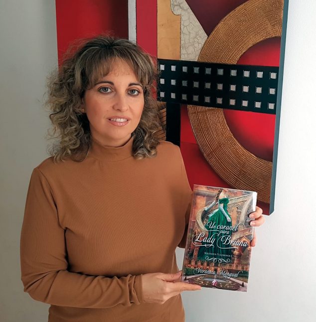 Imagen: Verónica Mengual con el libro 'Un coronel para lady Briana'
