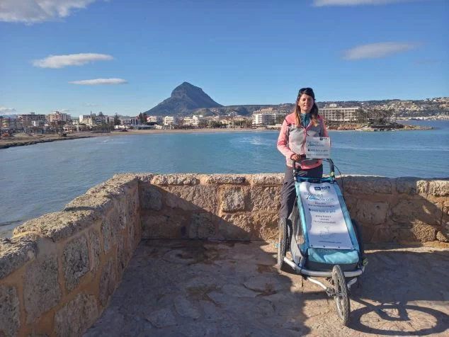 Imagen: Violette junto a su carrito en Xàbia
