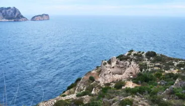 Vista desde lo alto del Castell de la Granadella, con la Isla del Descubridor al fondo (Fuente: Wikimedia Commons)
