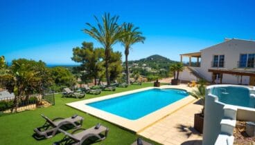 Vista general de una villa de alto standing en venta en Jávea – Terramar Costa Blanca
