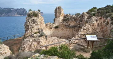 Vista general y panel informativo del Castell de la Granadella en Jávea