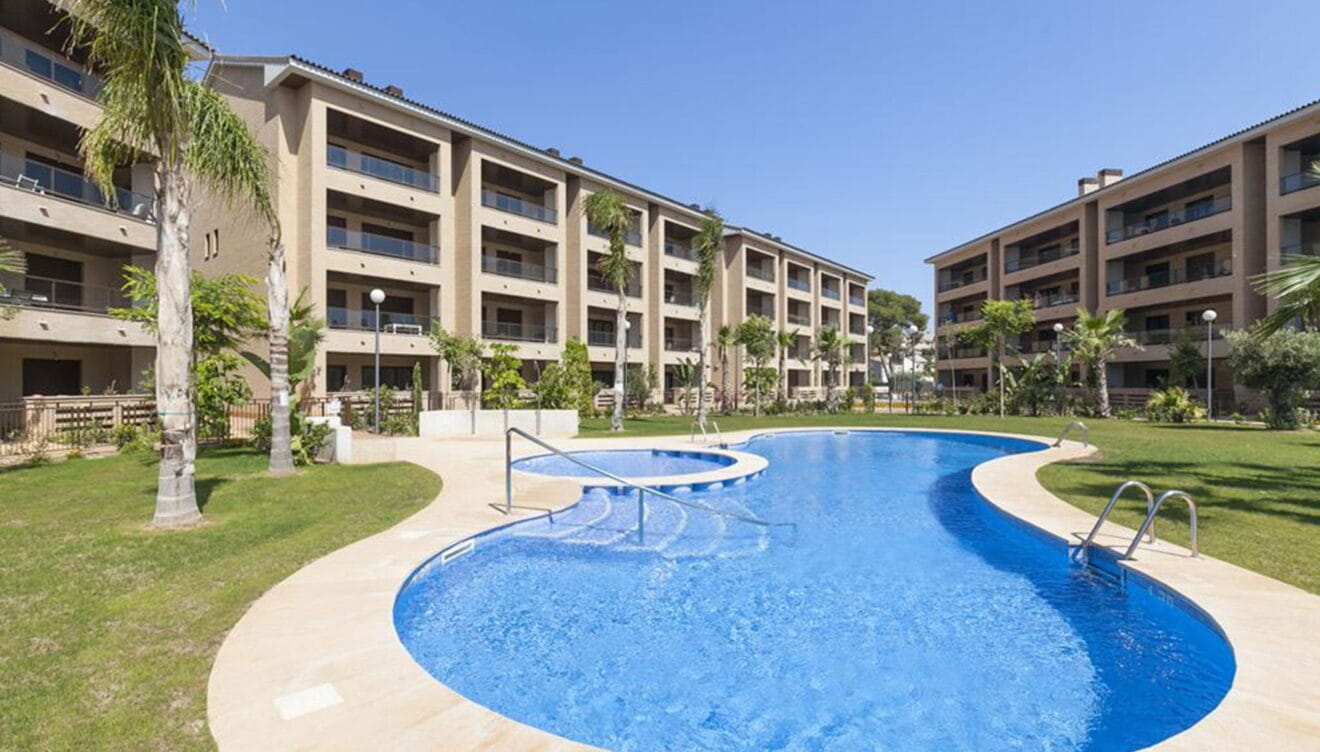 Vista de la piscina de un apartamento en alquiler en Jávea - Quality Rent a Villa