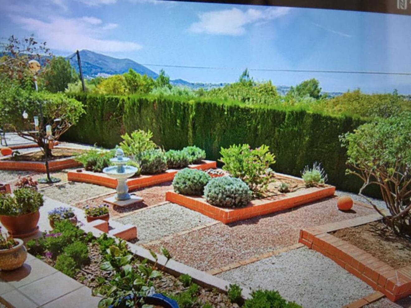 Vista del jardín mediterráneo desde un chalet en venta en Jávea - Atina Inmobiliaria