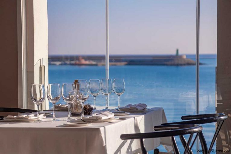 Taula amb vistes a la mar al Restaurant Norai