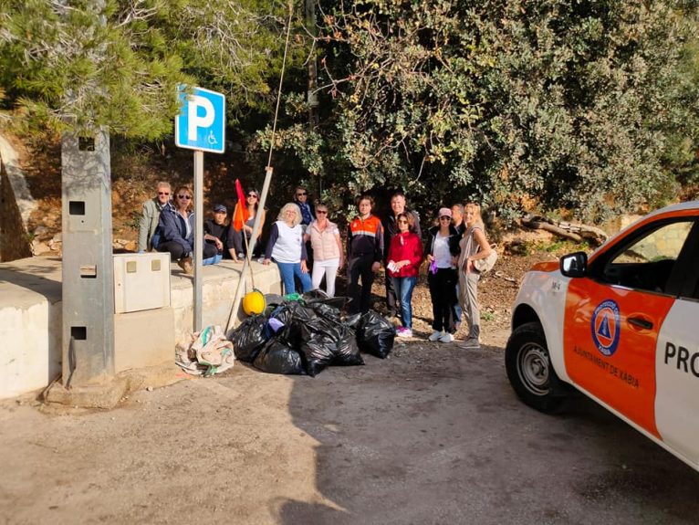 Voluntarios en la limpieza de playas de Xàbia