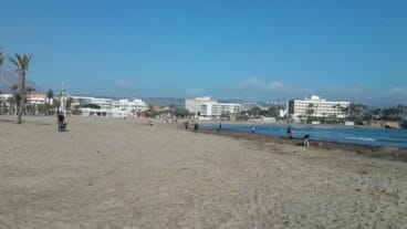 Voluntarios limpiando en la playa del Arenal de Xàbia