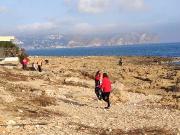 Voluntarios limpiando la zona del Segundo Montañar