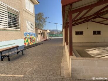Zona cubierta en el patio del CEIP Trenc d’Alba de Jávea