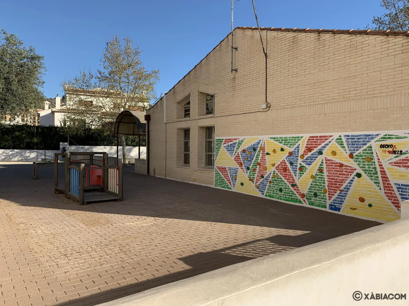 Zona infantil con juegos y rocódromo en el patio del CEIP Trenc d'Alba de Jávea