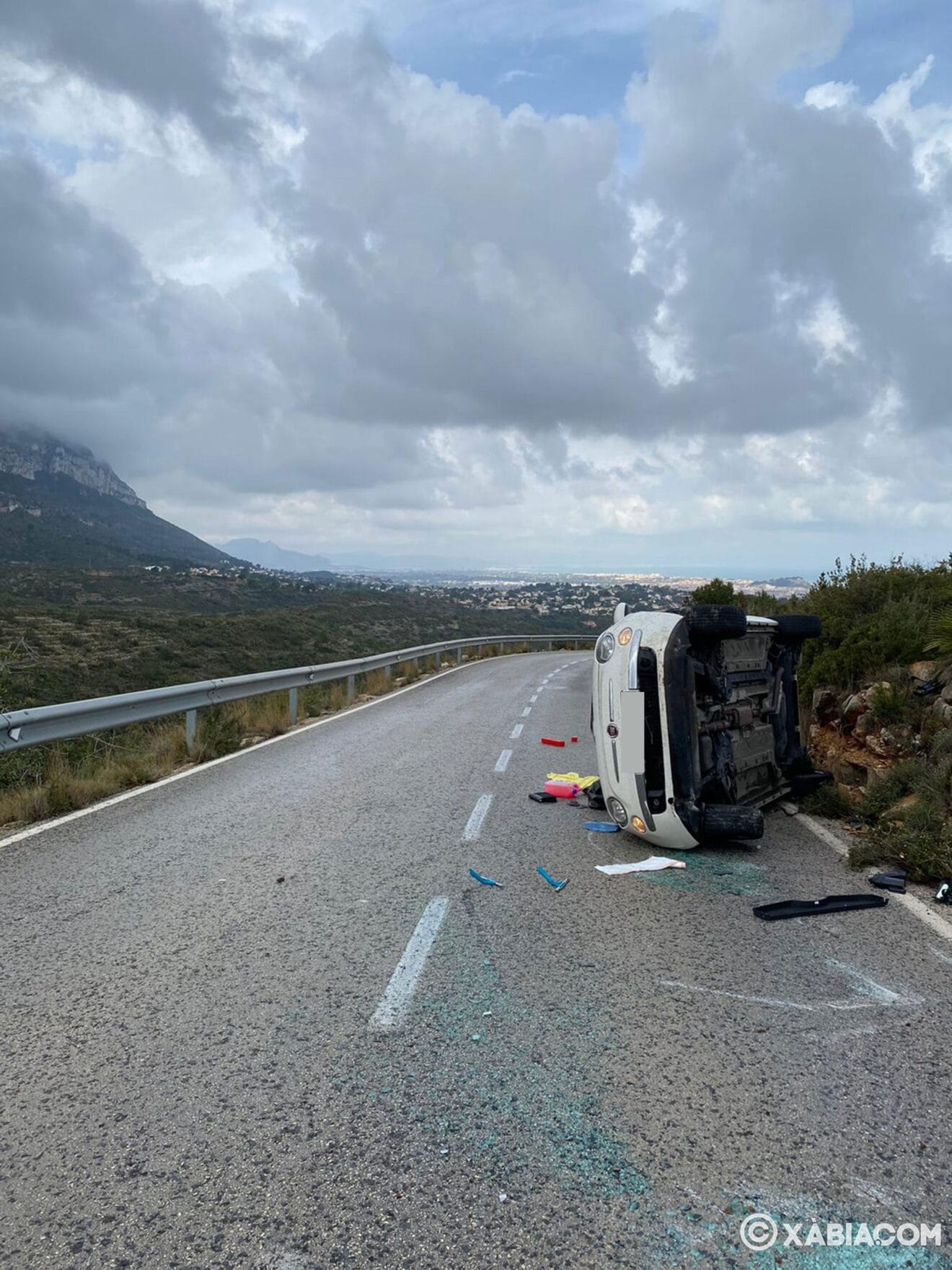 Coche volcado en la carretera de Les Planes