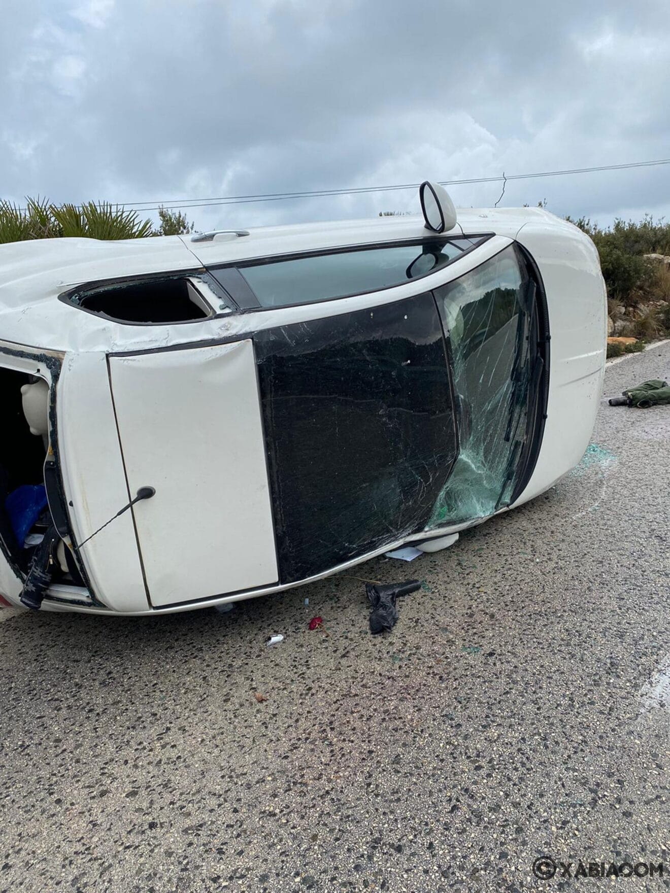Accidente en la carretera de les Planes, con coche volcado